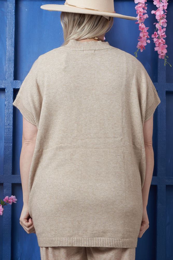 Versatile Ribbed Pocket Top for Layering
